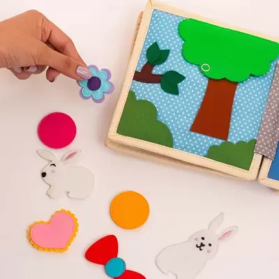 Livro infantil tátil colorido em tecido com figuras de feltro e peças soltas