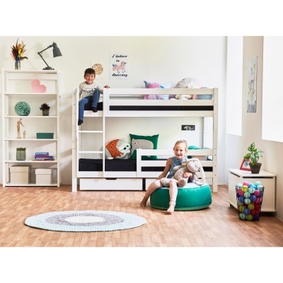 Quarto infantil com beliche branco e decoração colorida com crianças a brincar.