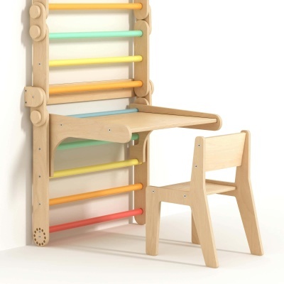 Conjunto infantil de secretária suspensa e cadeira em madeira clara com barras coloridas.