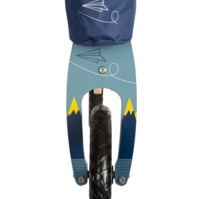 Bicicleta de criança com bolsa azul e guarda-lamas decorado com aviões de papel e montanhas amarelas