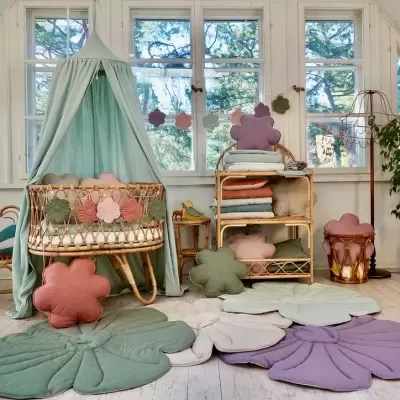 Quarto infantil com berço de vime e decoração floral colorida