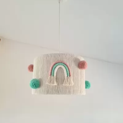 Candeeiro de tecto em tecido branco com arco-íris decorativo e pompons coloridos