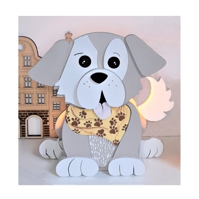 Luminária infantil em forma de cachorro cinzento e branco com bandana de patas