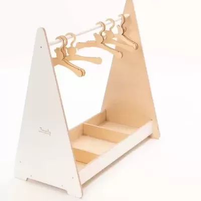 Estrutura de madeira para pendurar roupa infantil com cabides e compartimentos