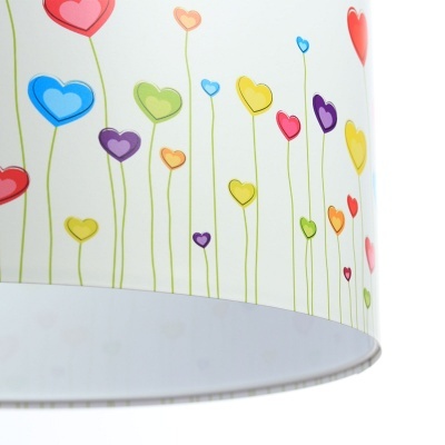 Abajur com cúpula branca e corações coloridos estampados