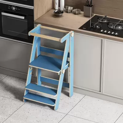 Escada tipo cadeira azul de madeira na cozinha com três degraus