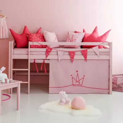 Cama infantil branca elevada com decoração e acessórios em tons de rosa e vermelho