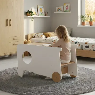 Mesa e banco de criança de madeira com laterais brancas e rodas de madeira em quarto com cama e armário de madeira clara
