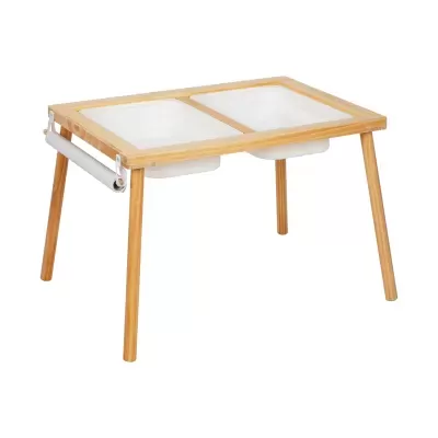 mesa infantil de madeira clara com duas bandejas embutidas e suporte para papel