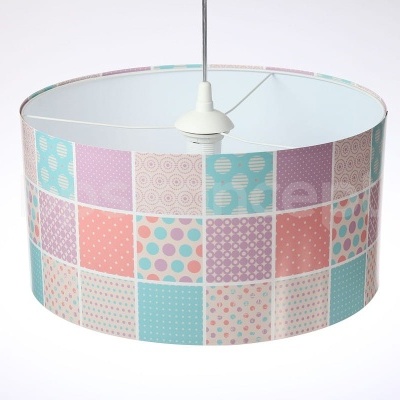 Candeeiro de tecto com cúpula em padrão de quadrados coloridos pastel