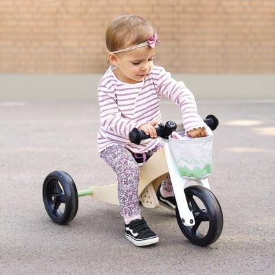 Bicicleta de equilíbrio para criança com estrutura em madeira clara e rodas pretas