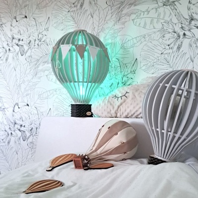 Candeeiros em forma de balões e papel de parede com padrão vegetal e flamingos cinzentos