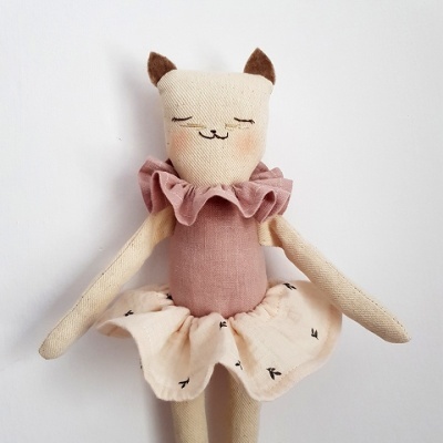 Boneca de tecido de gato com roupa rosa e creme