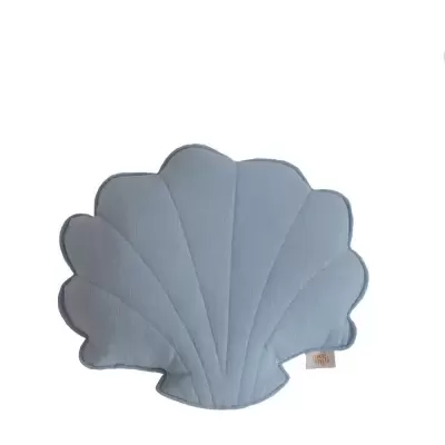 Almofada azul claro em forma de concha com costuras