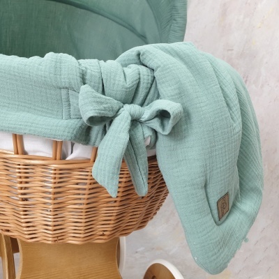 Berço Moses em vime com tecido verde-pálido e laço