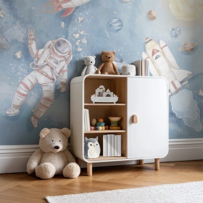 Móvel infantil branco com brinquedos e peluches com parede azul com tema espacial