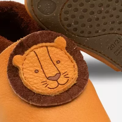 Sapatos de criança castanhos com rosto de leão em couro e sola antiderrapante