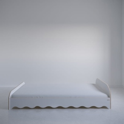 Cama branca de solteiro com base ondulada e cabeceiras baixas em espaço vazio