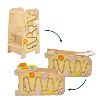 Conjunto de móveis infantis de madeira clara transformável com atividades interativas coloridas nas laterais.
