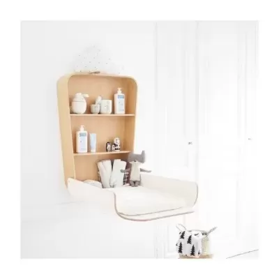 Estante de madeira clara com produtos cosméticos em prateleiras, parede branca