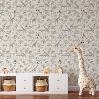 Quarto infantil com papel de parede de animais, móvel branco com cestos e peluche de girafa