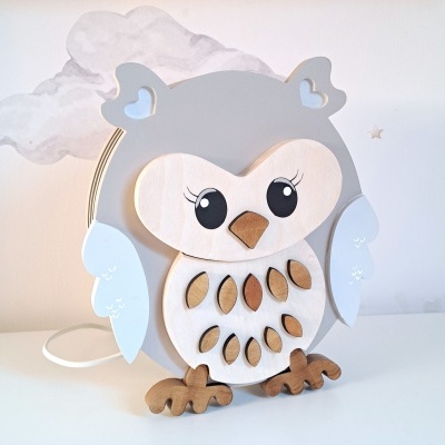 Abajur infantil em forma de coruja de madeira cinza, branco e castanho com olhos grandes e asas recortadas