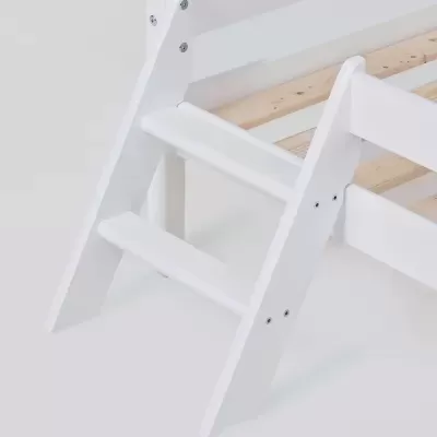 Escadote lateral branco para cama com ripas em madeira natural