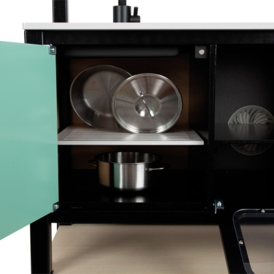 Armário metálico preto com porta verde aberta e utensílios de cozinha dentro