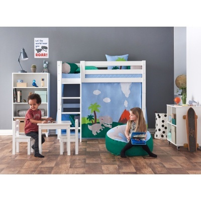 Quarto infantil com cama alta e móveis brancos em madeira decorado com tema de dinossauros.