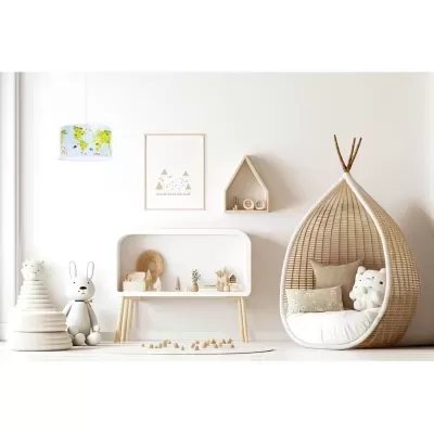 Quarto infantil com cadeira suspensa em rattan, móveis de madeira clara e abajur com mapa-múndi
