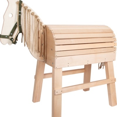 Cavalete infantil de madeira em forma de cavalo com crina em corda e peitoral verde