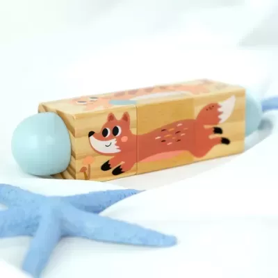 Brinquedo de madeira pintado com raposa laranja e detalhes em azul