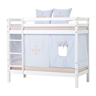 Cama alta dupla branca com cortinas e almofadas azuis claras e padrão de cruz