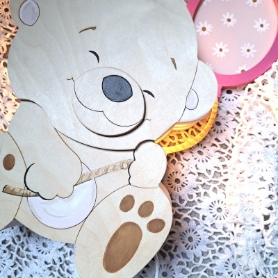 Candeeiro de mesa em forma de urso a tocar ukulele sobre renda branca