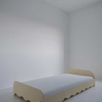 Cama individual de madeira clara com laterais onduladas e colchão branco num quarto cinzento