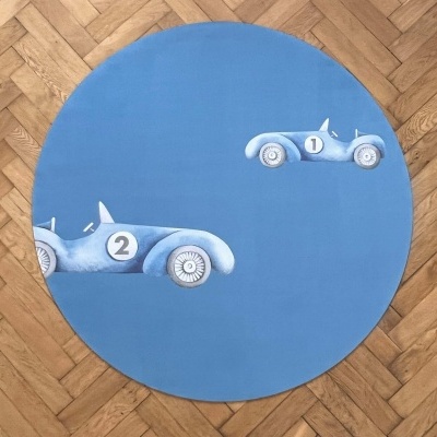 Tapete redondo azul com carros de corrida antigos desenhados