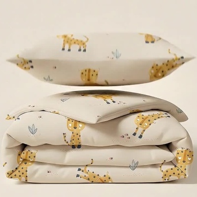 Conjunto de roupa de cama infantil bege com estampado de leopardos amarelos