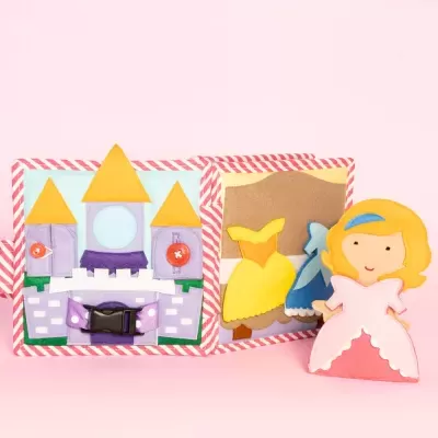 Livro interativo de castelo e princesa em tecido colorido
