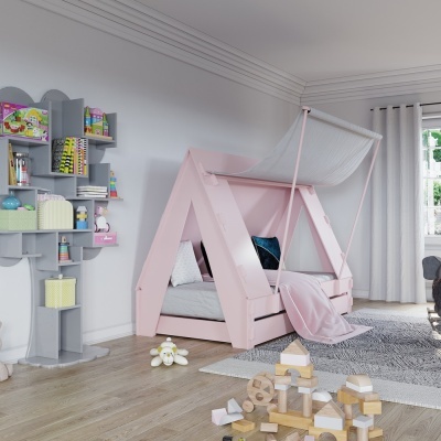 Quarto infantil com cama rosa em forma de casinha, estante cinza com brinquedos e tapete cinzento