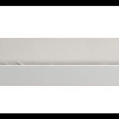 Cama de solteiro branca com colchão cinza e almofadas bordô