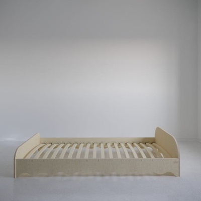 Cama de madeira clara para criança com laterais baixas e ripas de suporte