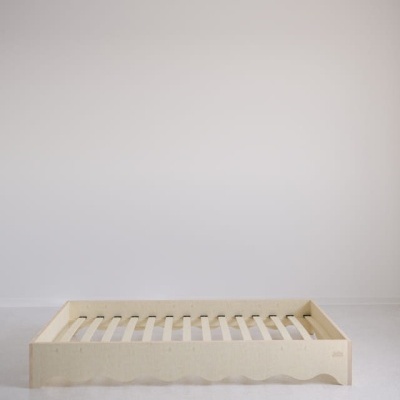 Estrutura de cama baixa em madeira clara com ripas