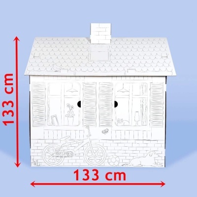 Casa de brincar de cartão branco com desenhos pretos e dimensões 133 cm por 133 cm.