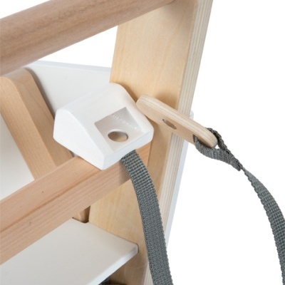 Estrutura de madeira clara com cinta cinzenta e elementos brancos