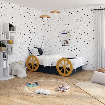 Quarto infantil com cama de rodas castanhas, parede e cortinas brancas com triângulos pretos, estante branca e tapete natural