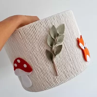 Cesto ou caixa de armazenamento branco com aplicações de feltro de cogumelo, ramo e raposa