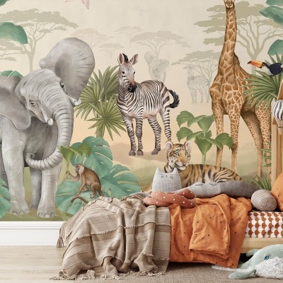 Papel de parede infantil com animais selvagens e plantas tropicais em quarto de criança decorado.