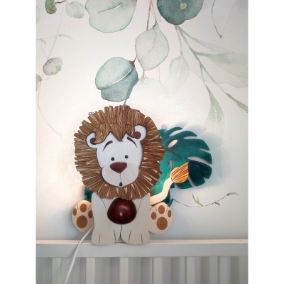 Abajur decorativo de leão com detalhes em madeira e folha verde, em fundo com pintura de folhas