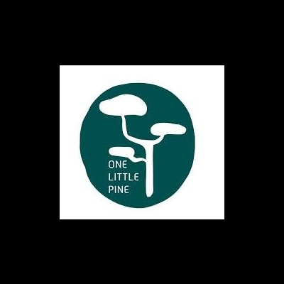 Logotipo verde escuro com pinheiro branco e texto ONE LITTLE PINE