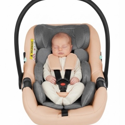 Cadeira auto para bebé cinza e bege com bebé adormecido sentado.